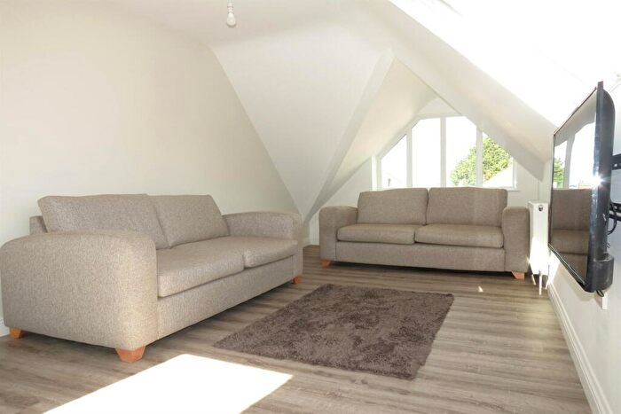 5 Bedroom Flat To Rent In Bedroom First Floor Flat In Winton, BH9