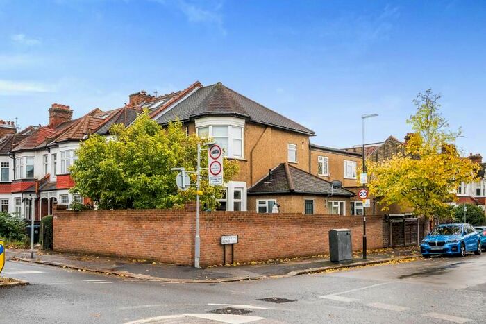 1 Bedroom Flat To Rent In Queens Road, London, SW19