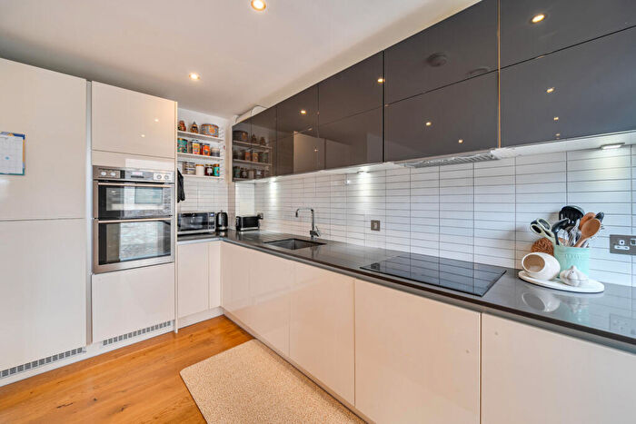 1 Bedroom Apartment For Sale In East Street, Walworth, London, SE17