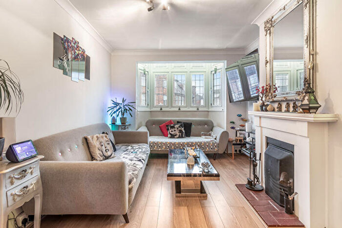 3 Bedroom Maisonette For Sale In Bradmore Green, Brookmans Park, AL9