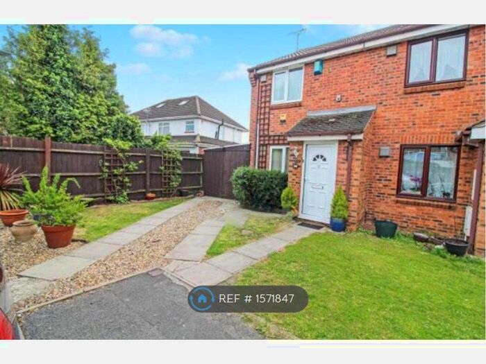 2 Bedroom End Of Terrace House To Rent In Pearl Gardens, Slough, SL1