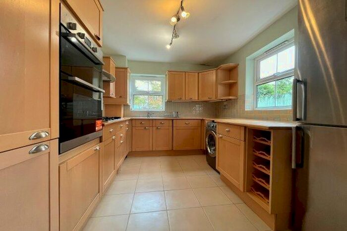 2 Bedroom Property To Rent In Bromley Crescent, Bromley, BR2