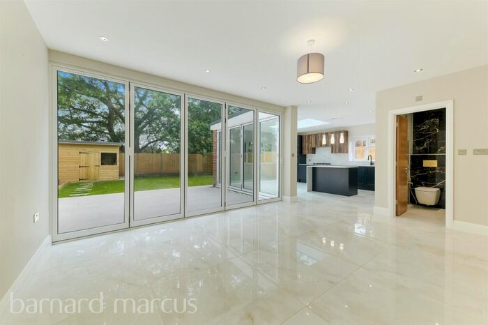 3 Bedroom Bungalow For Sale In Cudas Close, Stoneleigh, KT19