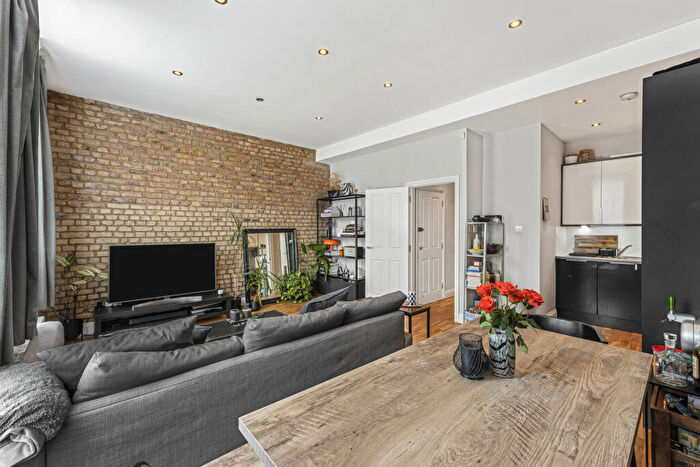 2 Bedroom Apartment To Rent In Amhurst Road, Hackney, London, E8