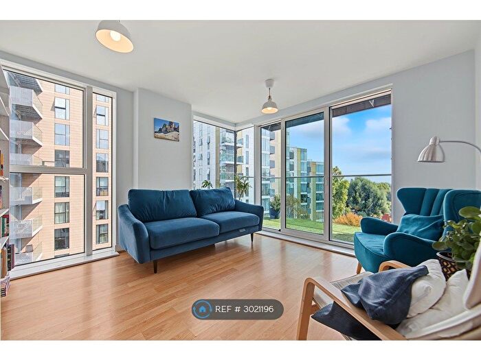3 Bedroom Flat To Rent In Parkway Apartments, London, N4