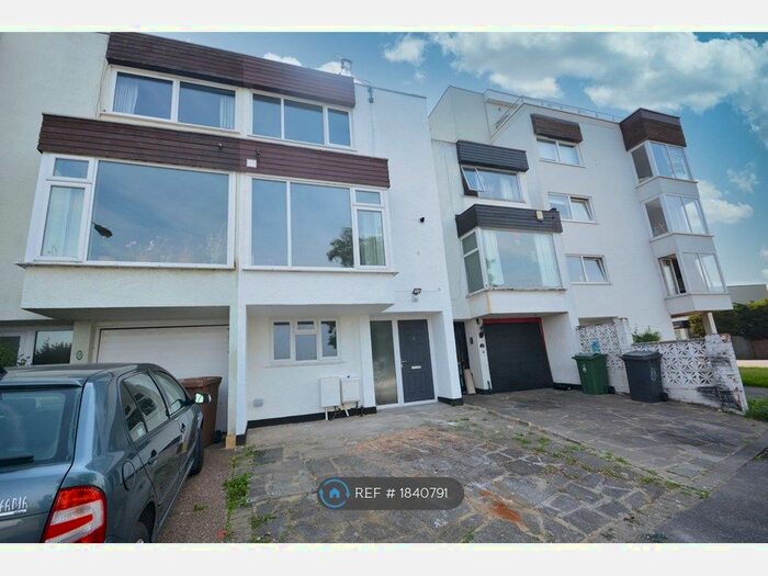 3 Bedroom Flat To Rent In Echo Heights, Chingford, E4