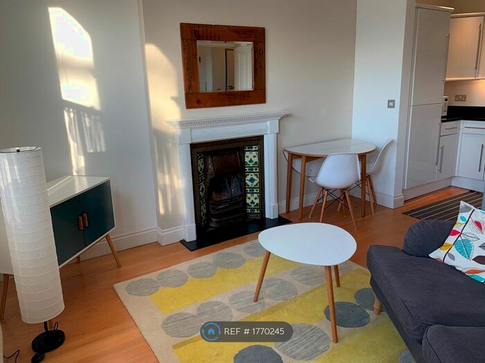 1 Bedroom Flat To Rent In St. Margarets Road, Twickenham, TW1