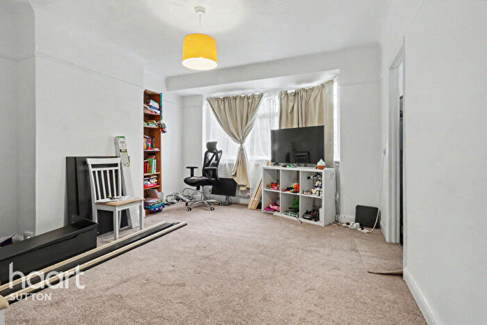2 Bedroom Flat For Sale In York Close, Morden, SM4