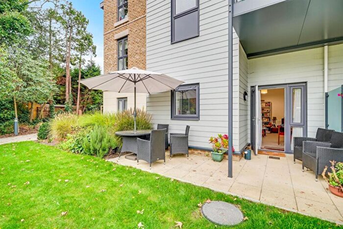 2 Bedroom Apartment For Sale In Queens Road, Weybridge, KT13