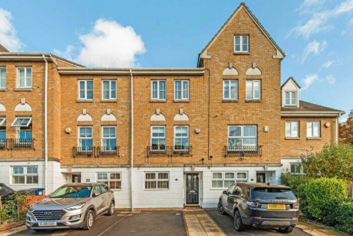 4 Bedroom House To Rent In Halton Close, London, N11