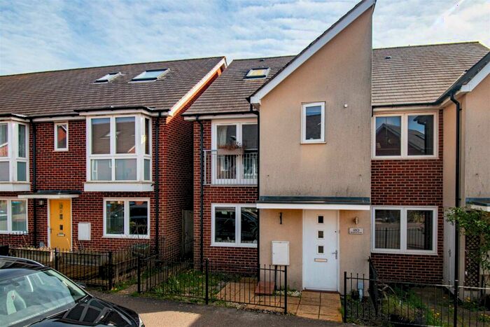 3 Bedroom Town House To Rent In Sinatra Drive, Oxley Park, MK4