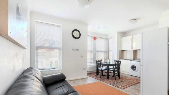 3 Bedroom Flat To Rent In Ballards Lane, London, N3