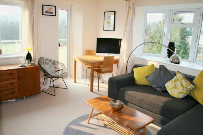 2 Bedroom Flat To Rent In Hornbeam Road, Buckhurst Hill, IG9