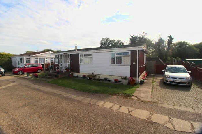 2 Bedroom Park Home For Sale In Golden Willows, Ickleford, Hitchin, SG5