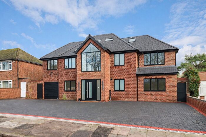 6 Bedroom Detached House To Rent In Glen Way, Watford, WD17