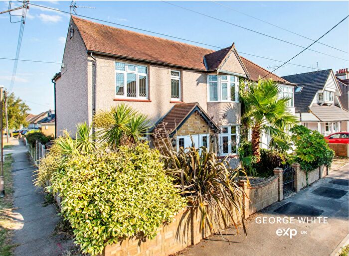 4 Bedroom Semi-Detached House For Sale In Woodfield Road, Hadleigh, SS7