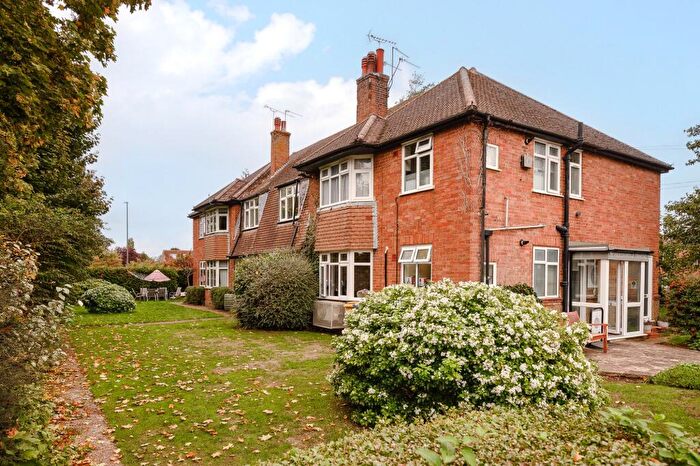 2 Bedroom Maisonette For Sale In Hollyhedge Road, Cobham, KT11