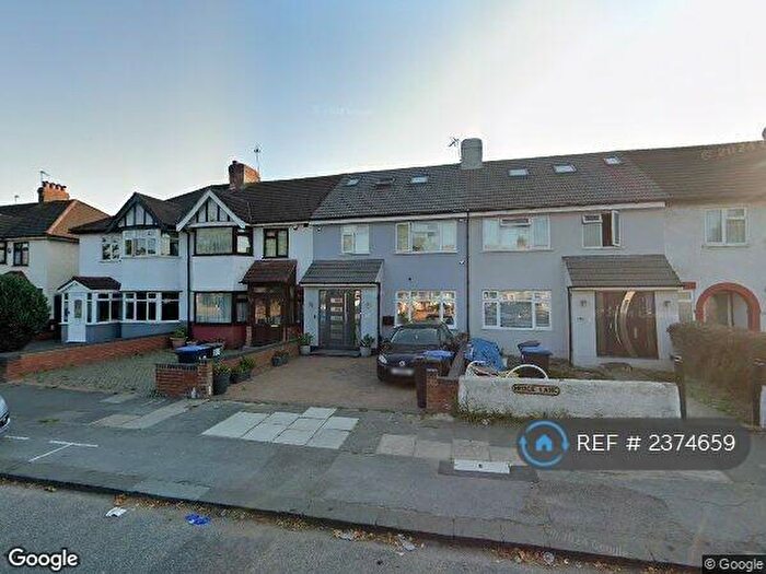 Studio To Rent In Hedge Lane, London, N13