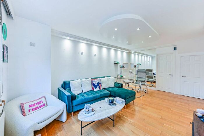 2 Bedroom Flat To Rent In George Street, Marylebone, London, W1U