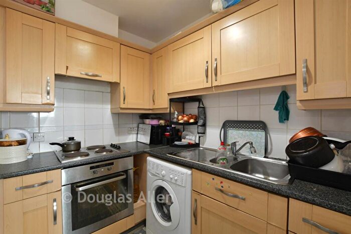1 Bedroom Apartment For Sale In Eastern Avenue, Ilford, Essex, IG2