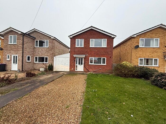 3 Bedroom Semi Detached House For Sale In St Gilberts Road, Bourne, PE10