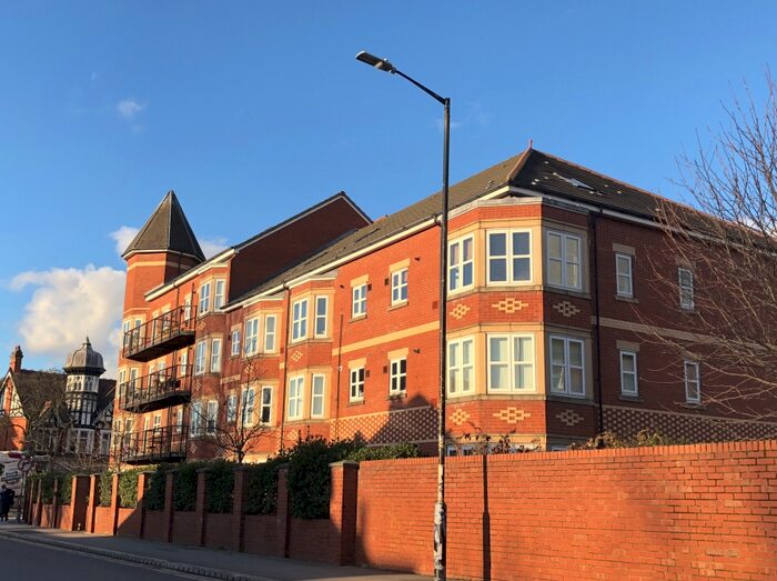 2 Bedroom Flat To Rent In Russell Place, Sale, M33