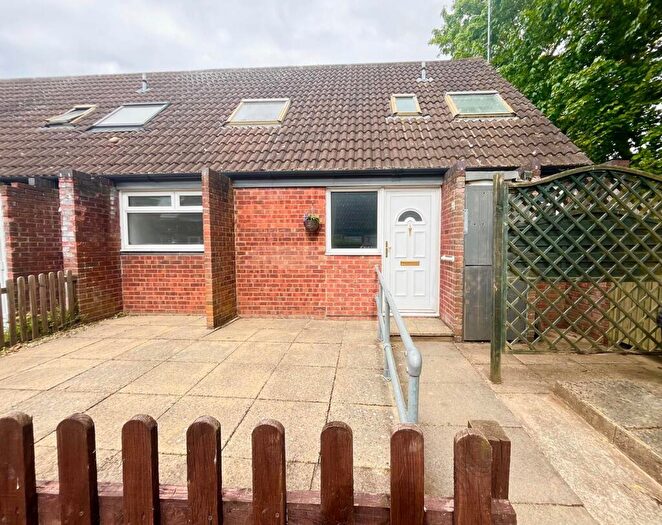 3 Bedroom End Of Terrace House To Rent In Arncliffe Drive, Heelands, MK13