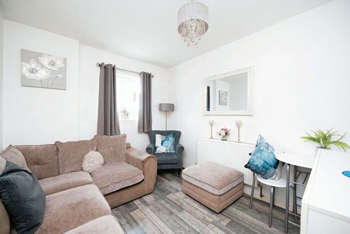 2 Bedroom Flat For Sale In Rose Lane, Romford, RM6