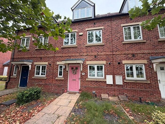 3 Bedroom Town House To Rent In Rowan Court, Selby, YO8
