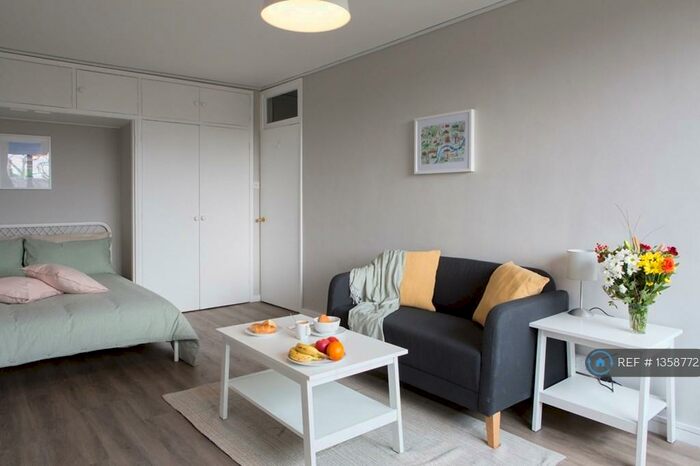 Studio To Rent In Rothesay Court, London, SE11