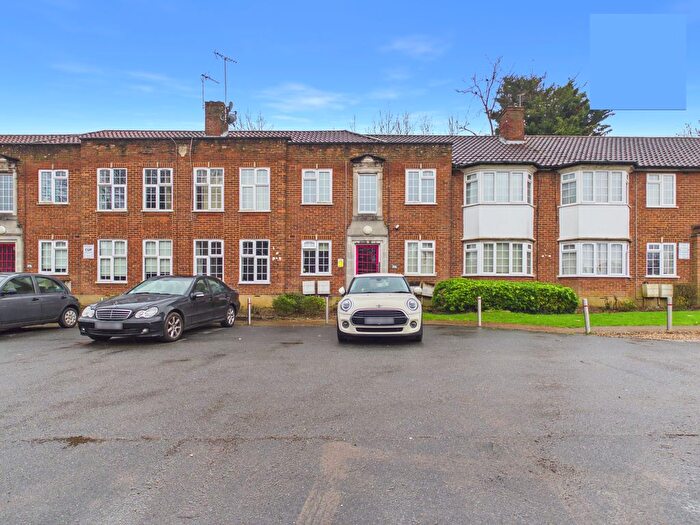 2 Bedroom Flat For Sale In Grange View Road, London, N20