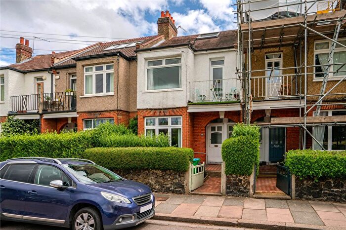 3 Bedroom Flat For Sale In Moor Mead Road, St Margarets, TW1