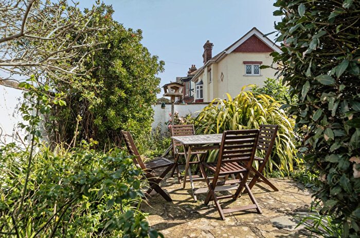 2 Bedroom Flat To Rent In Grand Avenue, West Worthing, West Sussex, BN11