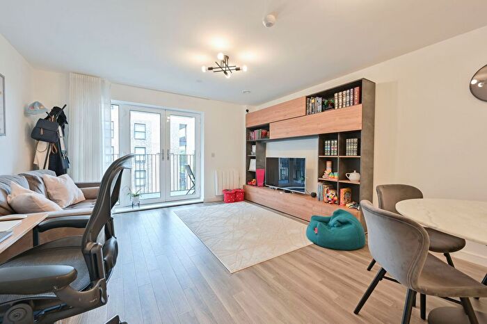 2 Bedroom Flat For Sale In Thurlows Court, Watford, WD18
