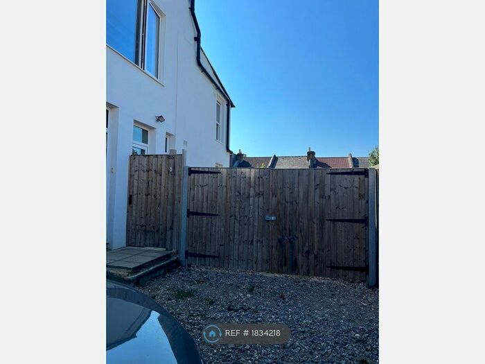 2 Bedroom Flat To Rent In Myrtle Road, Walthamstow, London, E17