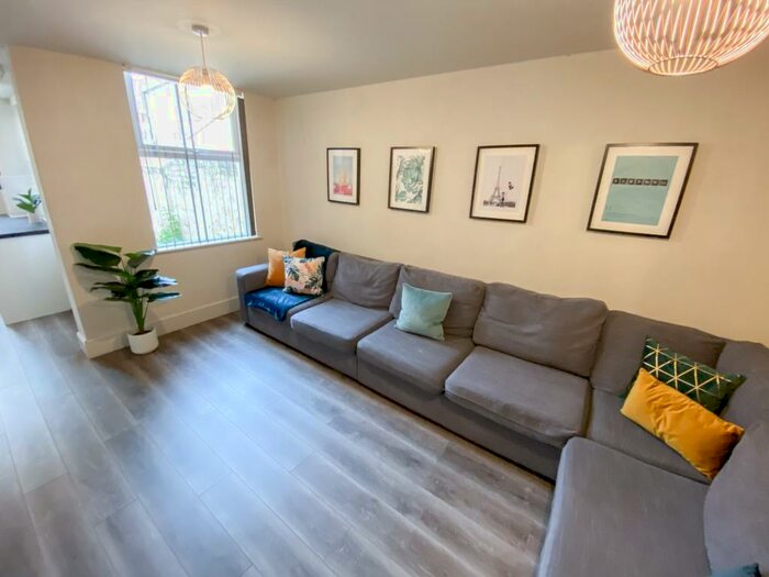 6 Bedroom Terraced House To Rent In Kelso Road, L6