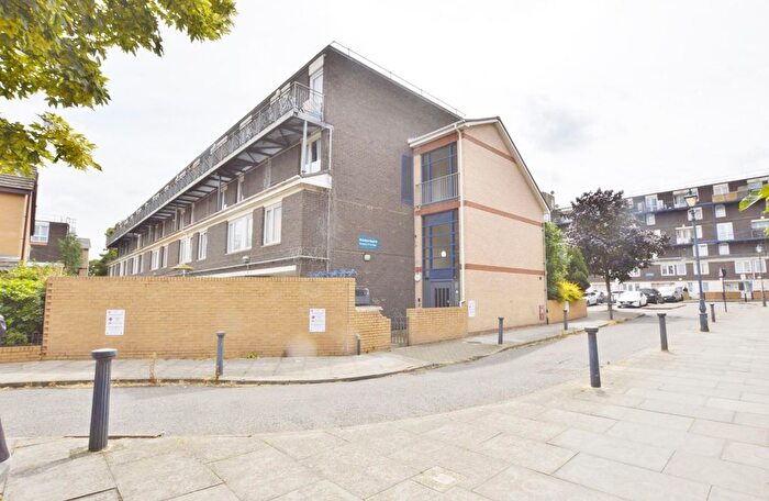 3 Bedroom Flat To Rent In Mccullum Road, Bow, London, E3