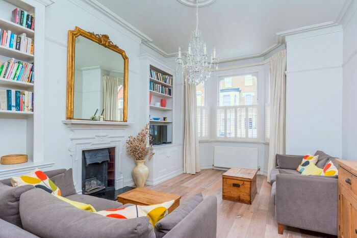 2 Bedroom Flat To Rent In Arlington Gardens, Chiswick, London, W4