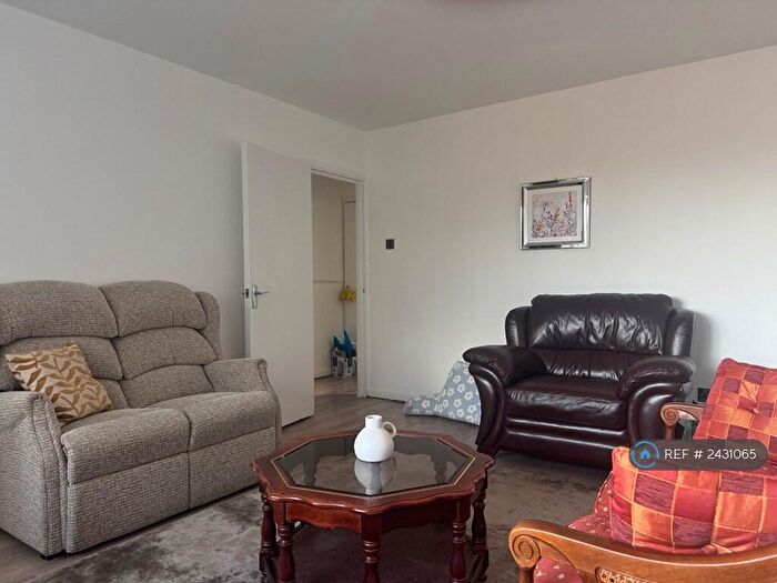 2 Bedroom Flat To Rent In Oaks Lane, Ilforf, IG2
