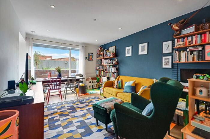 2 Bedroom Flat For Sale In Camberwell Road, London, SE5