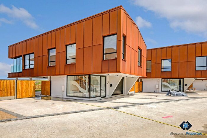 3 Bedroom Detached House For Sale In Kingsmans Point, Hullbridge, SS5
