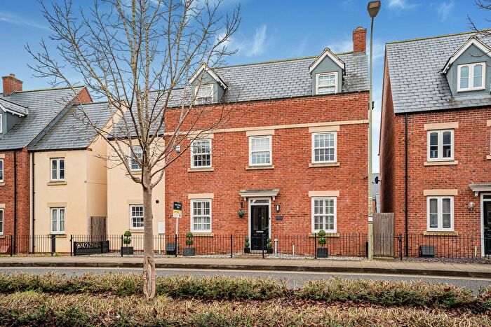 5 Bedroom Detached House For Sale In Whitelands Way, Bicester, OX26