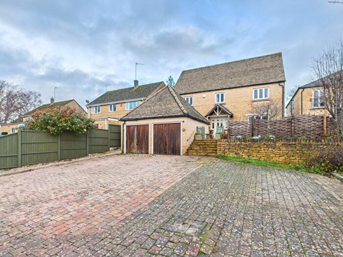 4 Bedroom Detached House For Sale In Wychwood Close, Charlbury, Chipping Norton, OX7