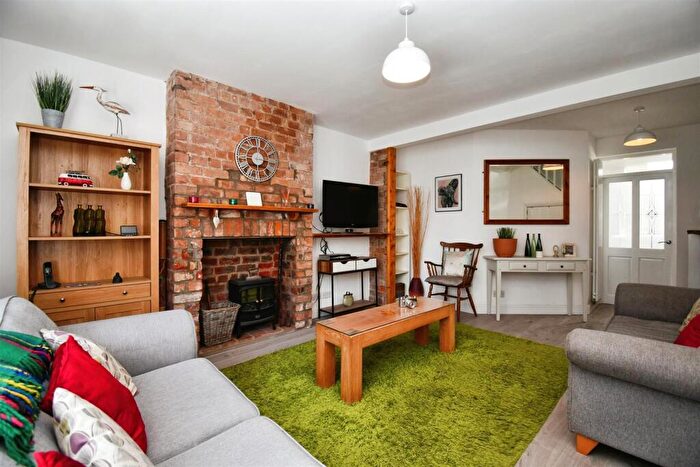 3 Bedroom Semi-Detached House For Sale In Derringham Avenue, Anlaby Common, Hull, HU4