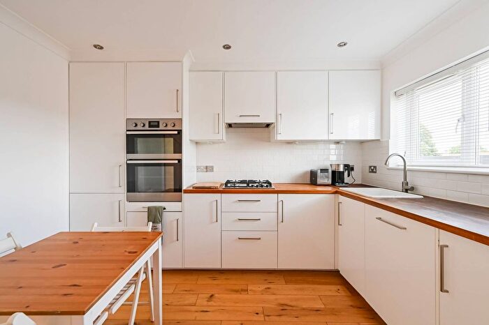 2 Bedroom Flat To Rent In Prospect Hill, Walthamstow, London, E17