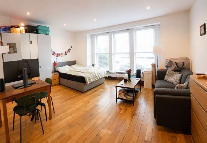 Studio To Rent In Sunningfields Road, Hendon, NW4
