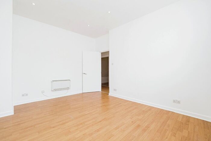 2 Bedroom Apartment To Rent In Kempton Road, East Ham, E6