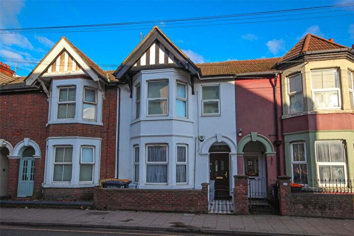 6 Bedroom Terraced House For Sale In Ashburnham Road, Bedford, Bedfordshire, MK40