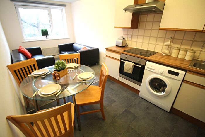 2 Bedroom Flat To Rent In Flat, Clarendon Road, Leeds, LS2