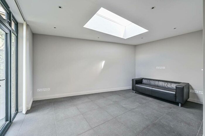 3 Bedroom Flat To Rent In Old Park Avenue, Nightingale Triangle, London, SW12